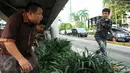 Anggota Komisi V DPR F-PKB Fathan Subchi, lari terbirit-birit usai pemeriksaan sebagai saksi terkait kasus suap Damayanti Wisnu Putranti, di KPK, Jakarta, Kamis (25/2). Fathan diperiksa sebagai saksi untuk tersangka Abdul Khoir (Liputan6.com/Helmi Afandi)