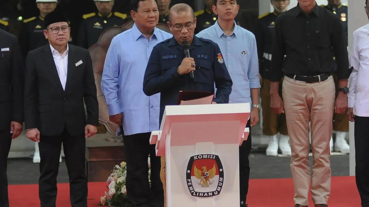 Drone Emprit melakukan analisis percakapan warganet media sosial terhadap pasangan Capres-Cawapres yang bertarung di Pilpres 2024.&nbsp;
