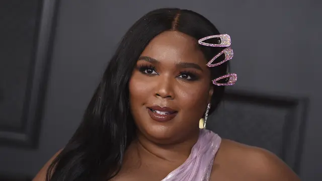 Lizzo dalam Grammy Awards 2021. (Jordan Strauss/Invision/AP)