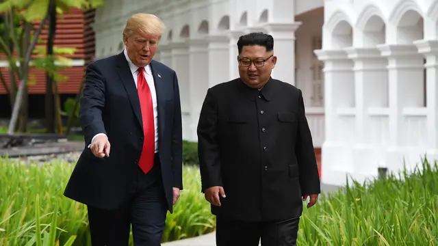 Keakraban Donald Trump dan Kim Jong-un Saat Berjalan di Taman