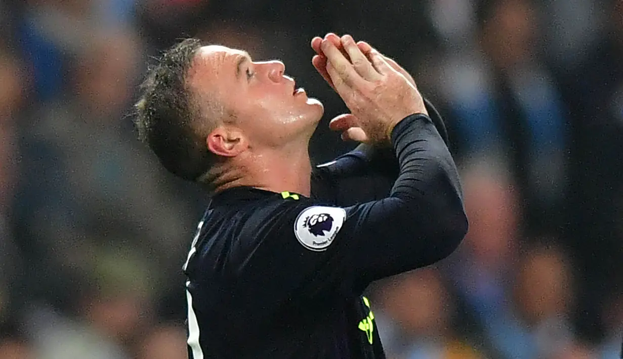 Striker Everton, Wayne Rooney, melakukan selebrasi usai mencetak gol ke gawang Manchester City pada laga Premier League di Stadion Etihad, Selasa (22/8/2017). Wayne Rooney berhasil mencetak gol ke 200 di ajang Premier League. (AFP/Anthony Devlin)