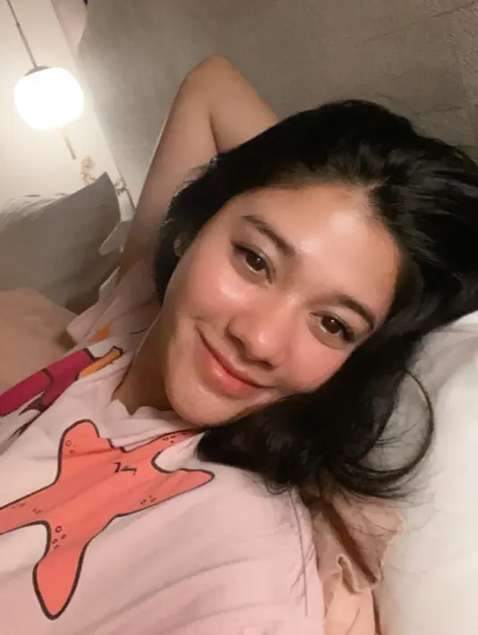 Meski masih mengantuk, pesona Naysila Mirdad begitu terpancar. Ia pun tak malu memamerkan potret muka bantal saat baru bangun tidur. Kecantikannya tak memudar sedikitpun.(Liputan6.com/IG/@naymirdad)