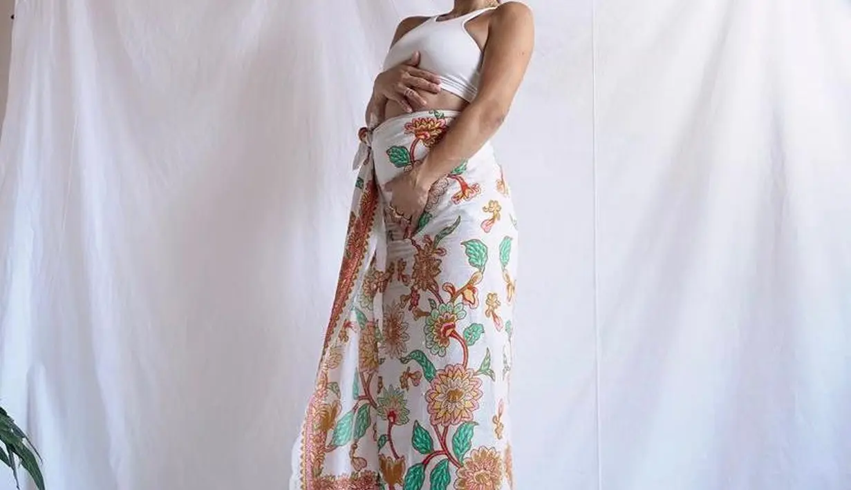 Termasuk jika hanya di rumah, ibu dari tiga anak ini tak pernah kehabisan ide berpose dan berpenampilan dengan outfit menarik sembari memperlihatkan baby bump-nya. @ @jenniferbachdim.