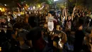 Sejumlah aktivis meluapkan kegembiraannya setelah mendengar pemerintah Indonesia menunda pelaksanaan eksekusi hukuman mati terhadap Mary Jane, di depan Kedutaan Indonesia di Filipina, Rabu (29/4/2015). (REUTERS/Erik De Castro)
