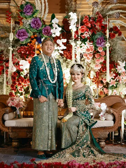 Tak hanya perutnya, netizen juga menyoroti makeup Bella Bonita. Wajah istri Denny Caknan ini disebut terlalu lancip, khususnya bagian dagu. Bahkan tak sedikit warganet yang membubuhkan komentar dan menyebut Bella Bonita terlihat biasa saja. Sering jadi model kenakan baju adat bak pengantin menjadi alasan netizen ungkap Bella Bonita tidak memesona. (Liputan6.com/IG/@bellabonita_r.a)