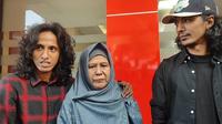 Keluarga Vadel Badjideh saat menjenguk di rumah tahanan Polres Metro Jakarta Selatan, Selasa (18/3/2025). (Dok. via M. Altaf Jauhar)
