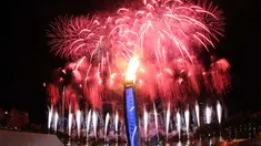Pesta kembang api yang menjadi latar kaldron api SEA Games menghiasi langit Singapura pada saat Pembukaan SEA Games 2015 di Stadion Nasional Singapura. Jumat (5/6). (Bola.com/Arief Bagus)