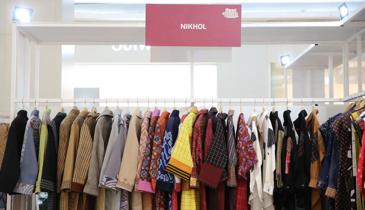 NIKHOL bukan sekadar jenama busana, melainkan suara dari mereka yang menjaga kearifan lokal. Bernaung di bawah PT Wastu Kriya Nusantara, NIKHOL memadukan keindahan wastra dengan rancangan yang memikat hati, menembus batas antara tradisi dan arus global. Di setiap serat kain tenun Baduy, terpahat cerita tentang tangan-tangan terampil yang menganyam mimpi dan harapan. [Adrian/Fimela]