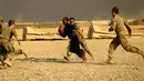 Tentara AS berlari membawa bola saat bermain American Football pada Thanksgiving di dalam pangkalan militer AS di Qayyara, selatan Mosul, Irak (24/141). (REUTERS/Thaier Al-Sudani)
