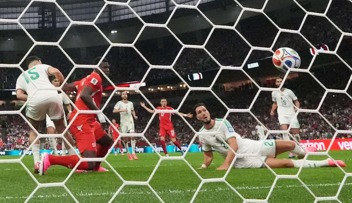 Pemian Swiss Breel Embolo mencetak gol pertama timnya selama pertandingan sepak bola babak 32 besar Piala Dunia antara Swiss dan Aljazair di Vancouver, British Columbia, Kamis (02/07/2026). (AP Photo/Lindsey Wasson)
