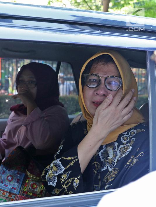 Ekspresi mantan Dirut Pertamina Karen Agustiawan usai menjalani sidang vonis di Pengadilan Tipikor, Jakarta, Senin (10/6/2019). Karen dikenakan Pasal 3 undang-undang tindak pidana korupsi Jo Pasal 55 ayat 1 ke-1 KUHP. (Liputan6.com/Herman Zakharia)