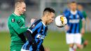 Striker Inter Milan, Lautaro Martinez berebut bola dengan pemain Ludogorets, Anton Nedyalkov dalam leg pertama 32 besar Liga Europa di Huvepharma Arena, Kamis (20/2/2020). Inter Milan sukses membawa pulang kemenangan usai mengalahkan tuan rumah Ludogorets 2-0. (AP/Vadim Ghirda)