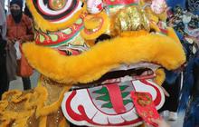 Atraksi Barongsai dan Bagi-Bagi Angpau Meriahkan Tahun Baru Imlek di Stasiun Kereta Api Jember
