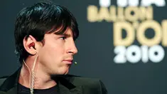 Bintang Barcelona dan Timnas Argentina Lionel Messi meraih FIFA Ballon d'Or dalam seremoni di Zurich, Swiss, 10 Januari 2011. AFP PHOTO/Franck Fife