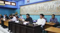 Ketua DPRD Klungkung AA Gde Anom (baju hitam) saat memimpin rapat terkait hibah eks galian C untuk pengembangan pusat kebudayaan Bali. (Istimewa)