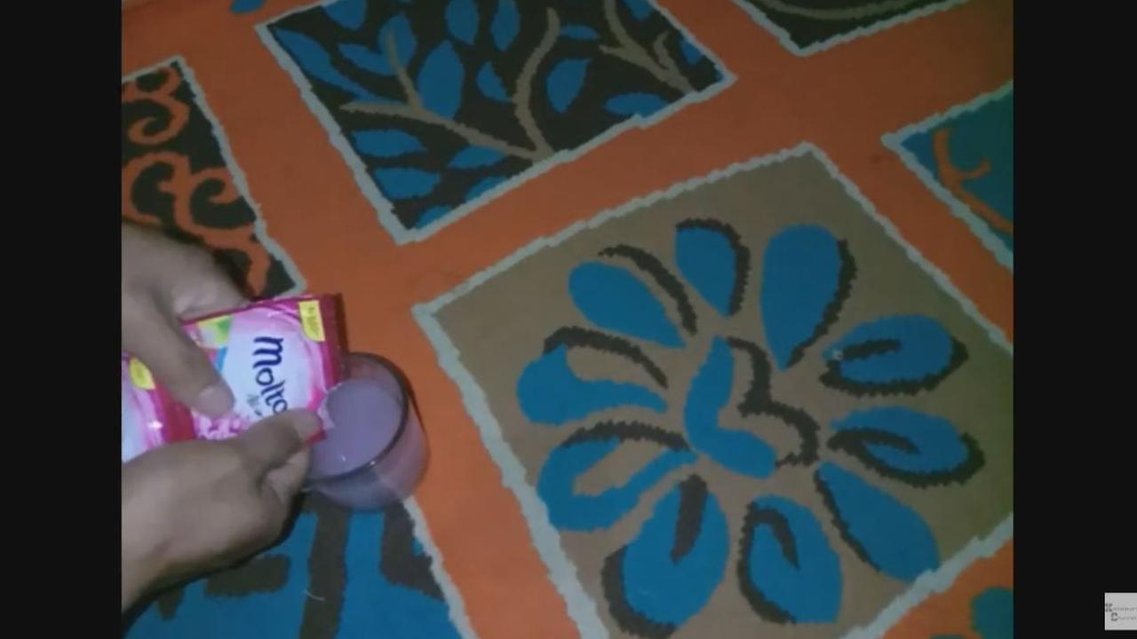 <b>Larutkan Pewangi dengan Air</b>