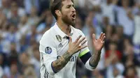 Bek Real Madrid Sergio Ramos mencetak gol bunuh diri pada leg kedua perempat final Liga Champions di Estadio Santiago Bernabeu, Rabu (19/4/2017) dinihari WIB. (AP Photo/Francisco Seco)