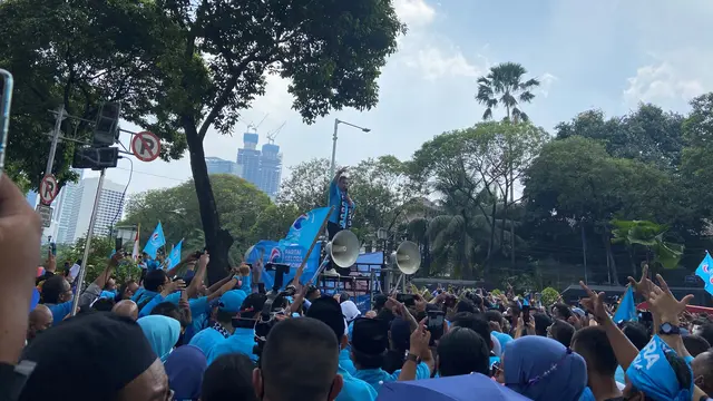 Ketum Partai Gelora Anis Matta di mobil komando untuk menyapa massa dan simpatisan yang menunggu di luar Gedung KPU RI. (Muhammad Radityo Priyasmoro)