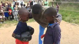 Wasit memberi instruksi kepada anak-anak sebelum bertanding di atas ring tinju di Chitungwiza (11/3). Setiap akhir pekan anak laki-laki Zimbabwe bertanding di atas ring tinju dan akan mendapatkan julukan Wafa Wafa. (AP Photo / Tsvangirayi Mukwazhi)