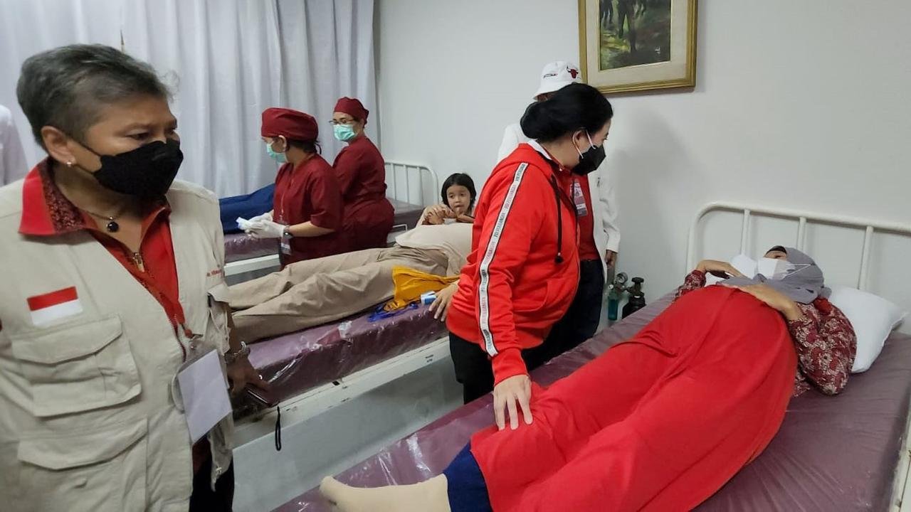 Ketua DPP PDIP Puan Maharani bersama Ribka Tjiptaning.