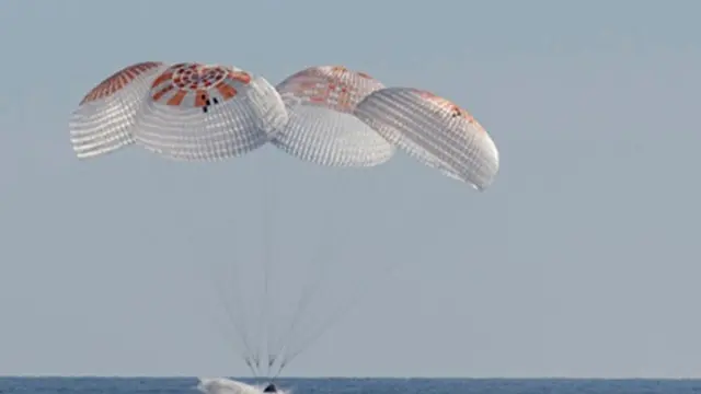 Dalam gambar yang disediakan oleh NASA ini, kapsul SpaceX mendarat di lepas pantai Florida pada Selasa (18/3/2025),  bersama astronot NASA Suni Williams dan Butch Wilmore.