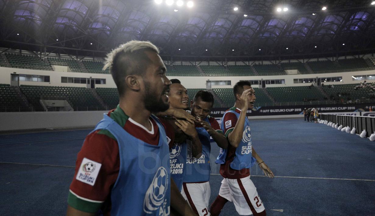 Para pemain Timnas Indonesia memeluk Boaz Solossa usai mencetak gol ke gawang Filipina pada laga AFF Suzuki Cup 2016 di Philippines Sports Stadium, (22/11/2016). (Bola.com/Nicklas Hanoatubun) 
