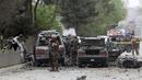 Kondisi kendaraan yang terkena serangan bom di dekat gedung Kedubes AS di Kabul, Afghanistan, Rabu (3/5). Delapan warga sipil dan tiga tentara AS dilaporkan tewas dalam insiden tersebut. (AP Photos / Massoud Hossaini)