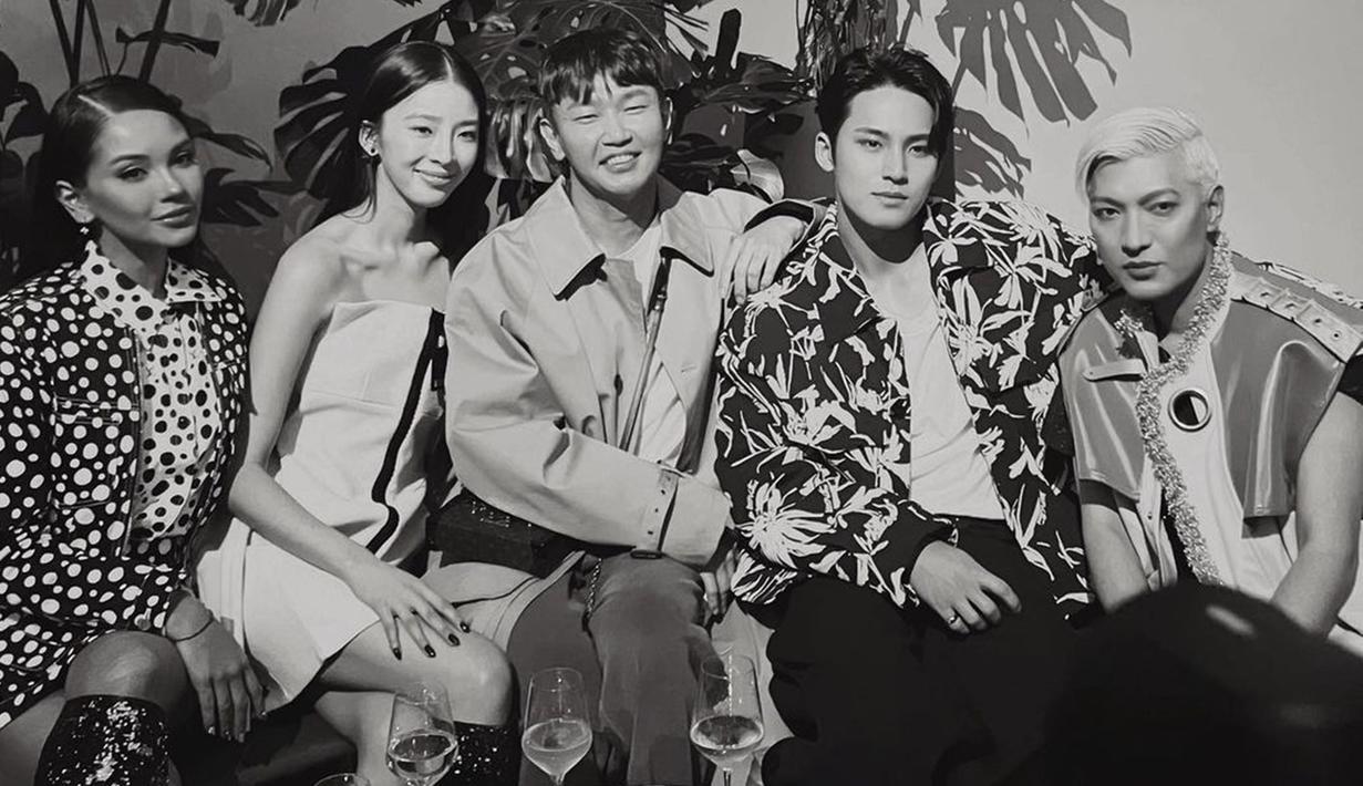 <p>Hadir di event pre-fall 2023 Louis Vuitton, Alyssa Daguise menunjukkan kedekatannya dengan sederet selebriti papan atas yang juga hadir. Di antaranya, model Irene, fashion blogger dan sosialita Bryan Yambao, hingga Mingyu SEVENTEEN. Alyssa tampak duduk bersama dengan selebriti tersebut. (Liputan6.com/IG/@alyssadaguise)</p>