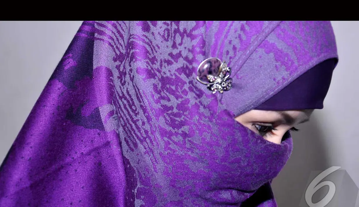 Saat datang ke persidangan Anas, Neneng mengenakan hijab berwarna Ungu dan menutupi wajahnya dengan cadar, Jakarta, Kamis (14/8/2014) (Liputan6.com/Miftahul Hayat)