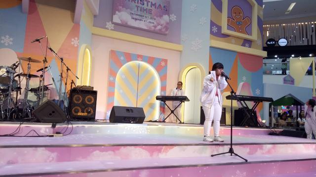 Pembacaan puisi oleh Petra Angela