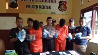 Kepolisian Sektor Kertek, Wonosobo menangkap dua pelaku peredaran uang palsu dan menyita barang bukti uang palsu sejumlah 37.400.000. (Foto: Liputan6.com/Istimewa/Muhamad Ridlo)