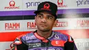Pembalap Prima Pramac Racing, Jorge Martin menjelang latihan bebas pertama MotoGP Grand Prix Malaysia di Sirkuit Internasional Sepang, 1 November 2024. Jorge Martin percaya diri mengunci gelar juara dunia MotoGP 2024 pada balapan di MotoGP Malaysia. (MOHD RASFAN/AFP)