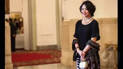 Sherina terlihat mengenakan blus hitam berbahan kain sifon dipadu kain warna senada dengan corak yang minimalis, Istana Negara, Jakarta, Senin (26/1/2015). (Liputan6.com/Faizal Fanani)