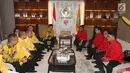 Suasana pertemuan antara Ketua Umum DPP Partai Golkar Airlangga Hartarto dan Sekjen PDIP Hasto Kristiyanto di kantor DPP Partai Golkar, Jakarta, Selasa (20/3). (Liputan6.com/Angga Yuniar)