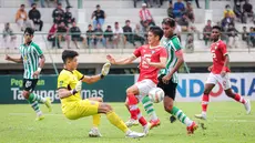 Kiper Deltras FC, Muhammad Bimasakti Andiko (dua kiri) berhasil menggagalkan serangan pemain Bekasi City, Akihiro Suzuki, dalam pertandingan perdana Grup Y 12 Besar Pegadaian Liga 2 2023/2024 yang berlangsung di Stadion Singaperbangsa, Karawang, Minggu (7/1/2023). (Bola.com/Bagaskara Lazuardi)