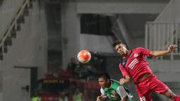 Pemain Semen Padang, Cassio Francisco berduel dengan pemain PS TNI pada lanjutan Torabika SC 2016 di Stadion Pakansari, Bogor, Minggu (23/10/2016). (Bola.com/Nicklas Hanoatubun)