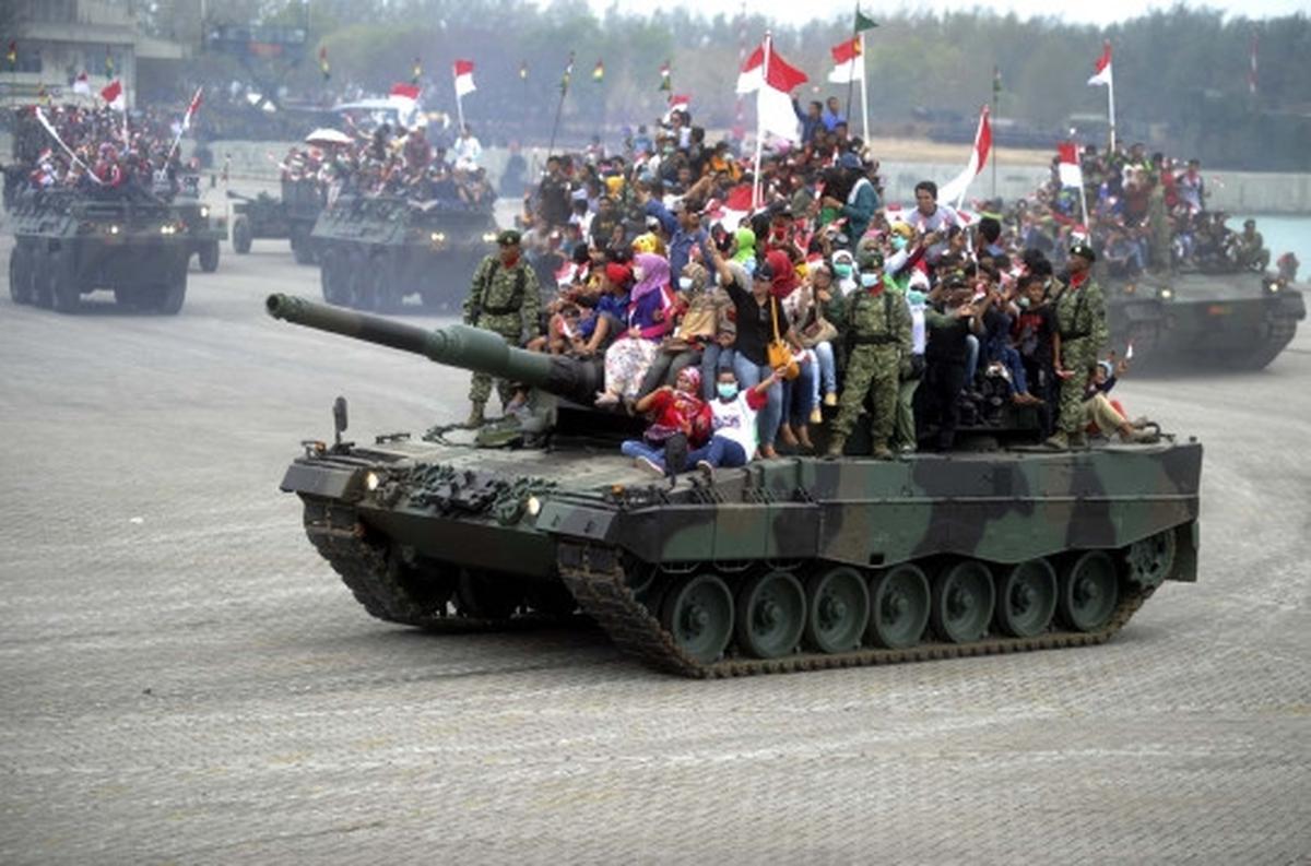 Antusiasme warga naik kendaraan kelas berat TNI