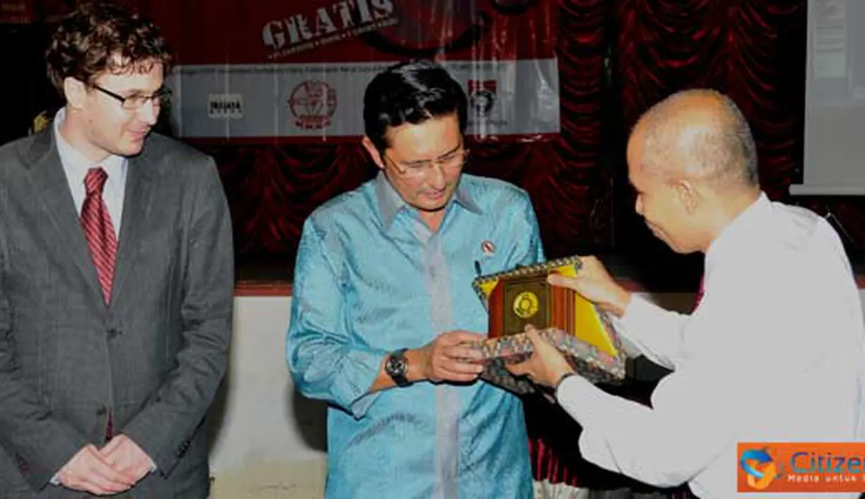 Citizen6, Medan: Fadel Muhammad menerima cinderamata dari Dekan Fisip Prof Badaruddin, disaksikan oleh Direktur FES Daniel Reichart usai memberikan kuliah Umum di USU. (Pengirim: Efrimal)