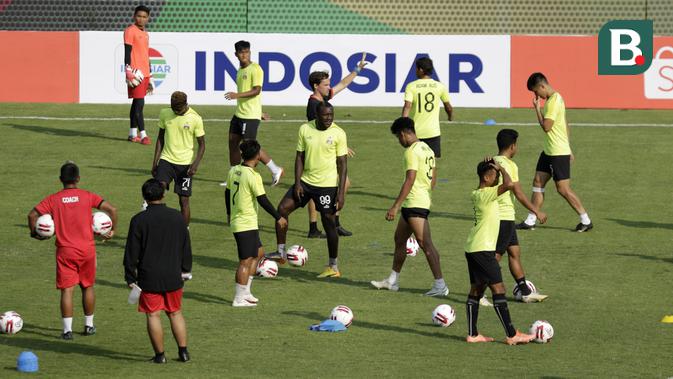 Pemain Bhayangkara FC saat mengikuti latihan jelang melawan Persija Jakarta pada laga Shopee Liga 1 di Stadion PTIK, Jakarta, Jumat (13/3). Bhayangkara gelar latihan jelang hadapi Persija. (Bola.com/Yoppy Renato)