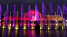 Instalasi cahaya menyambut perayaan Natal di Palm House, Royal Botanic Gardens, Kew, London, Selasa (15/11/2022). Selain memamerkan jalur cahaya dengan satu juta lampu di jalur sepanjang 2,7 km, terdapat cahaya imersif, pohon lampu, terowongan cahaya, dan pertunjukkan cahaya air yang mengesankan. (AP Photo/Kirsty Wigglesworth)