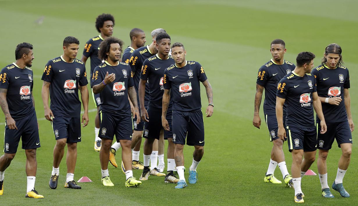 Para pemain Brasil mengikuti sesi latihan bersama timnas Brasil jelang laga kualifikasi piala dunia 2018 di Porto Alegre, Brasil, Selasa (29/8/2017). Brasil akan berhadapan dengan Ekuador. (AP/Andre Penner)