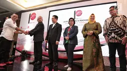 Pendiri Panggung Indonesia Ichawanudin Siregar memberikan penghargaan kepada sejumlah wakil rakyat terbaik 2018 oleh Panggung Indonesia di Jakarta, Rabu (29/8). (Liputan6.com/ Faizal Fanani)