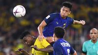 Malaysia dan Thailand beraksi pada semifinal leg pertama Piala AFF 2018 di Stadion Nasional Bukit Jalil, Kuala Lumpur, Sabtu (1/12/2018). (AFP/Mohd Rasfan)