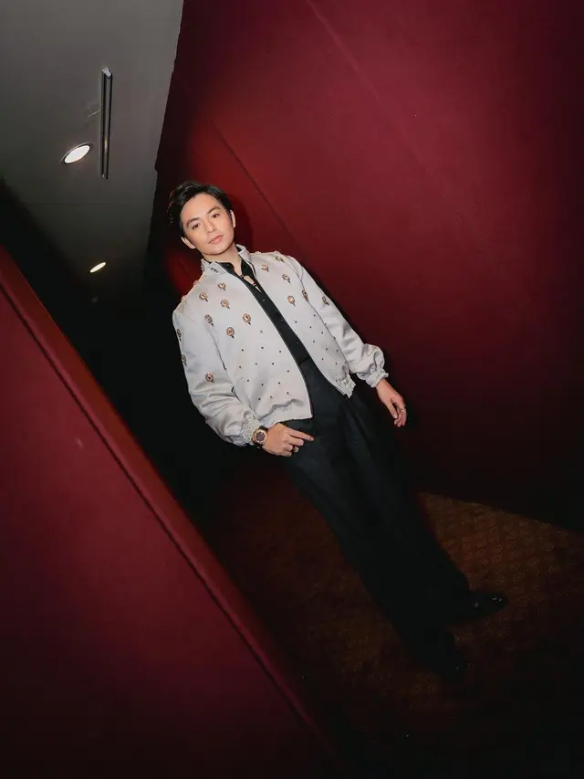 Pesona Bad Boy Angga Yunanda yang Terlihat Serasi dengan Syifa Hadju di Gala Premiere Catatan Si Boy