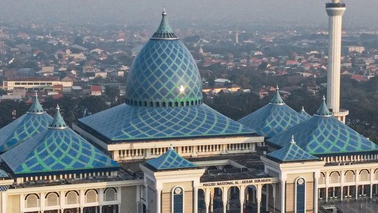 Gubernur Jawa Timur Khofifah Indar Parawansa dan keluarga melaksanakan salat Iduladha di Masjid Agung Surabaya (MAS) pada Kamis (29/6/2023).