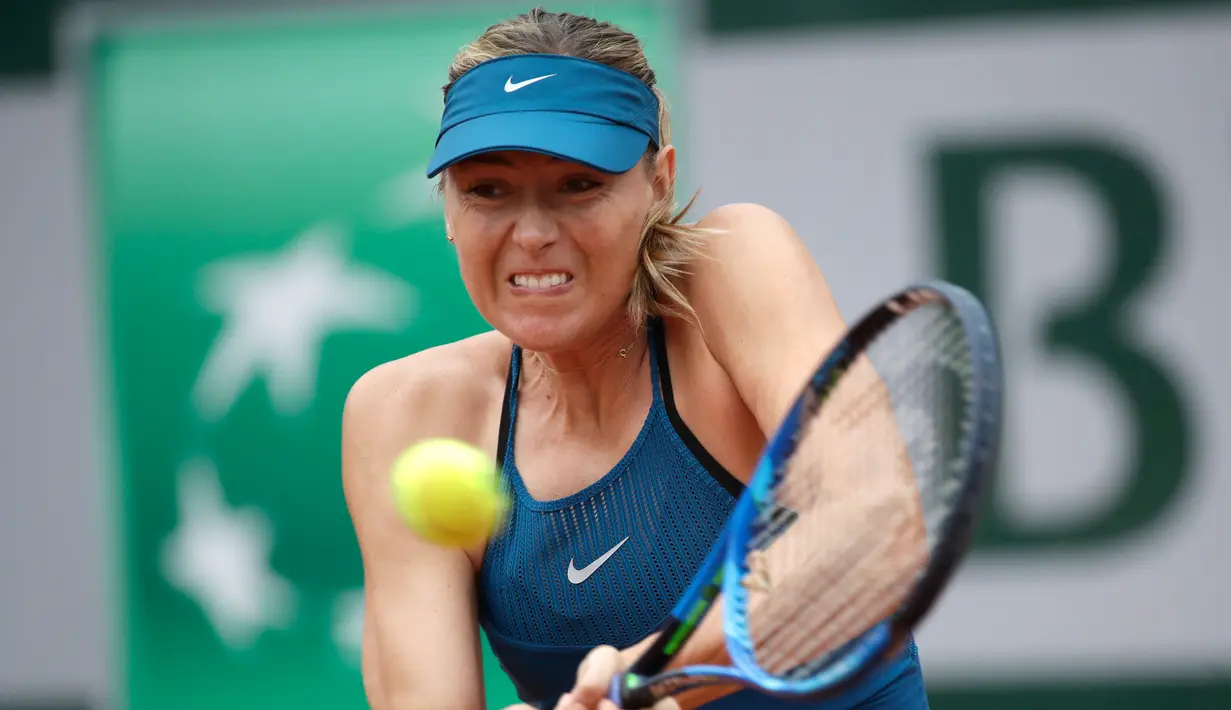 Petenis Rusia, Maria Sharapova mengembalikan bola saat melawan Richel Hogenkamp dari Belanda selama babak pertama turnamen tenis Prancis  Terbuka di stadion Roland Garros, Paris, (29/5). Sharapova menang 6-1, 4-6, 6-3. (AP Photo/Alessandra Tarantino)