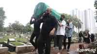 Chintami Atmanegara saat antarkan jenazah Oddie Agam (Sumber:  Bayu Herdianto © KapanLagi.com)