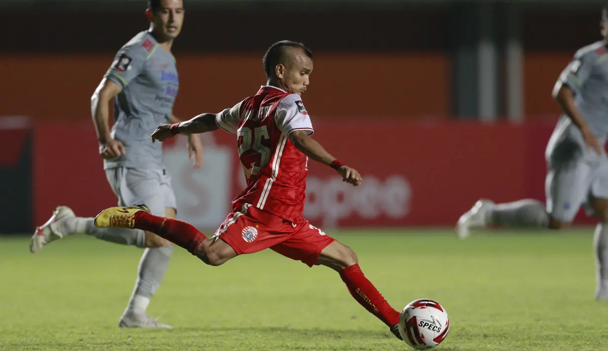 Gelandang Persija Jakarta, Riko Simanjuntak, menendang bola saat melawan Persib Bandung pada laga final Piala Menpora 2021 di Stadion Maguwoharjo, Sleman, Kamis (22/4/2021). Persija menang dengan skor 2-0. (Bola.com/M Iqbal Ichsan)