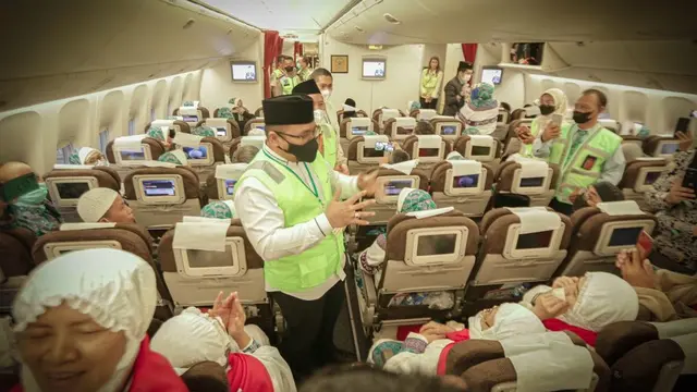 Menteri Agama Yaqut Cholil Qoumas melepas jemaah haji kloter pertama Embarkasi Jakarta–Pondok Gede (JKG 01), Sabtu (4/6/2022) di Bandara Soekarno-Hatta, Cengkareng (Kemenag)
