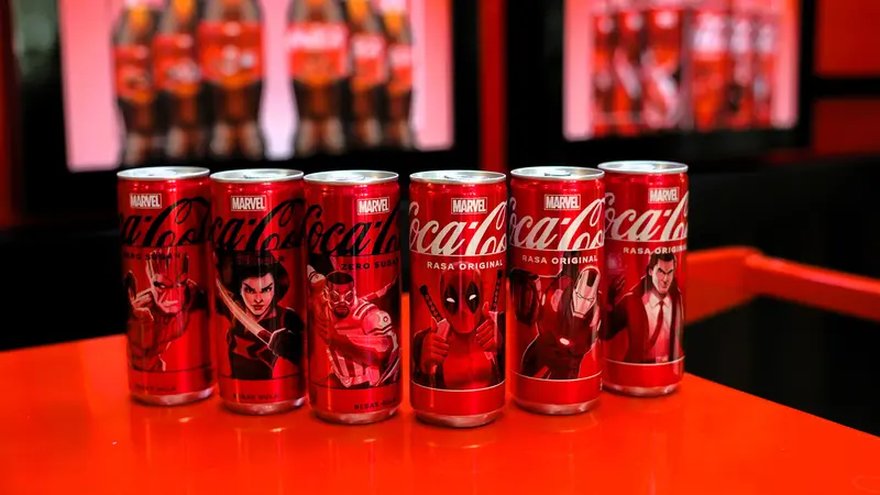 Kolaborasi Global Coca-Cola x Marvel Hadirkan 18 Desain Kemasan Berteknologi AR